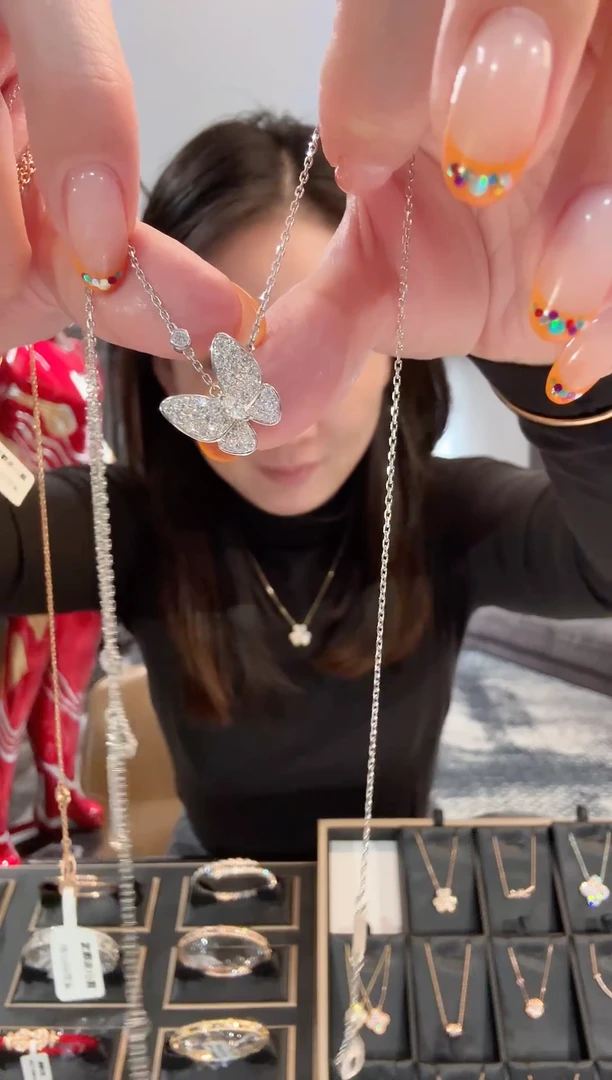 18K金镶嵌颈饰合成钻石蝴蝶项链白金色