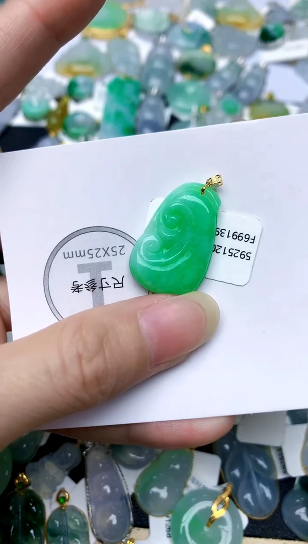 颈饰18K金镶嵌翡翠天然A货翡翠