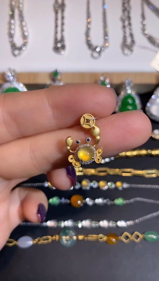 颈饰18K金镶嵌翡翠吊坠