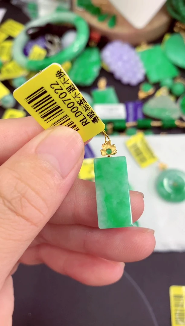 颈饰18K金镶嵌翡翠挂件