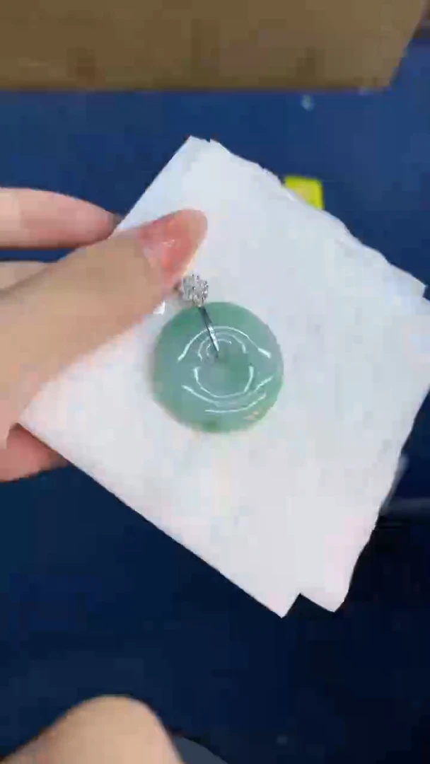翡翠未镶嵌颈饰           1