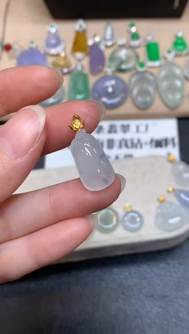 颈饰18K金镶嵌翡翠福瓜【无服务费