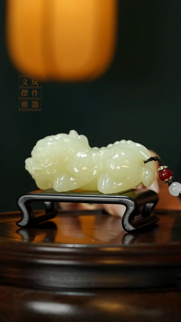 玉《吞金貔貅》手把件摆件