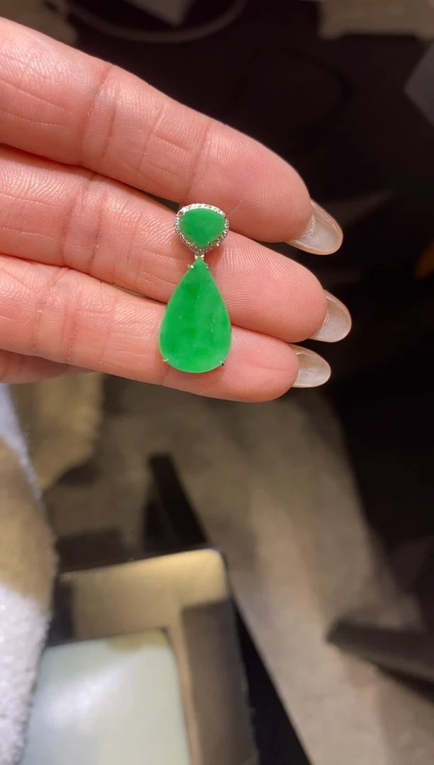 吊坠(不含链)18K金镶嵌翡翠稍等