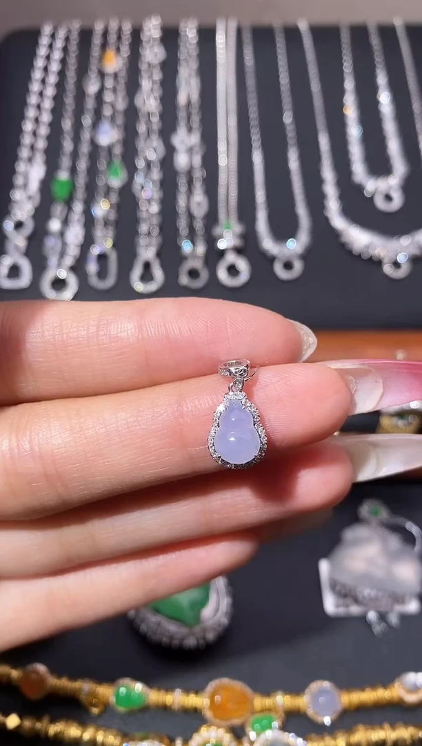 颈饰18K金镶嵌翡翠吊坠