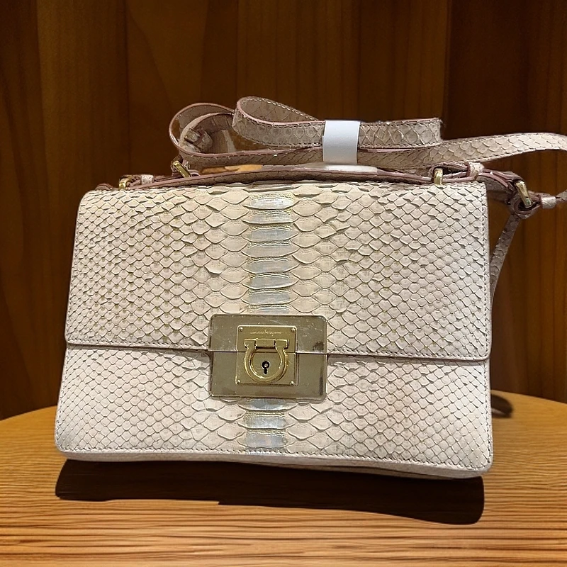 95新 FERRAGAMO/菲拉格慕 裸粉色蟒纹手提包  1219 2450