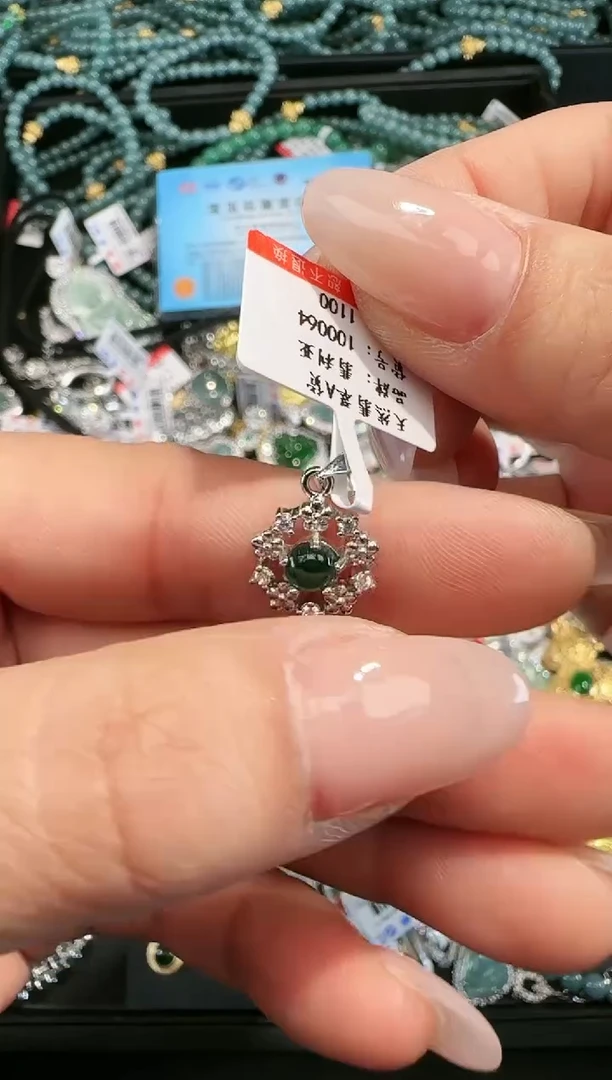 【闪购商品】翡翠吊坠(赠链)未镶嵌天然翡翠A货