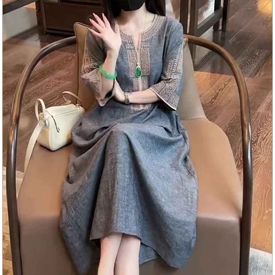 新中式国风刺绣V领连衣裙女2025夏季新款宽松显瘦休闲气质长裙子