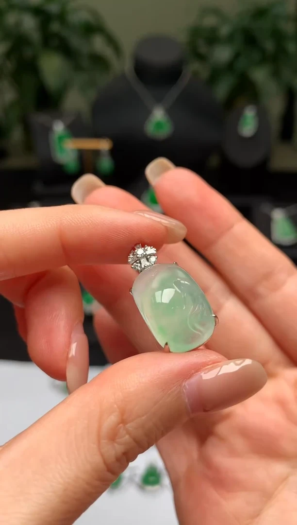 颈饰18K金镶嵌翡翠鱼