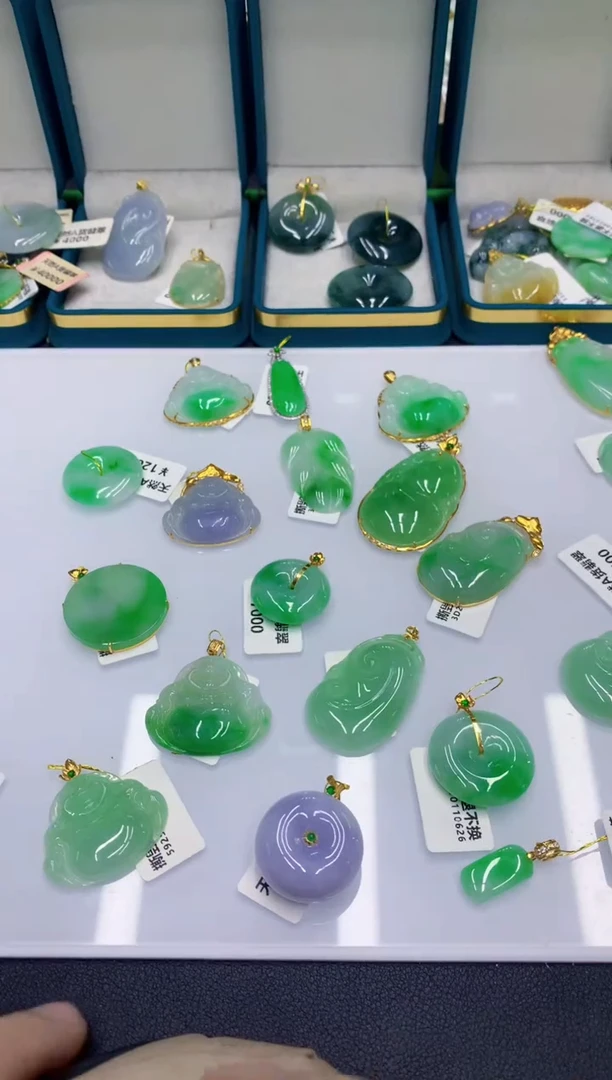 颈饰18K金镶嵌翡翠翡翠