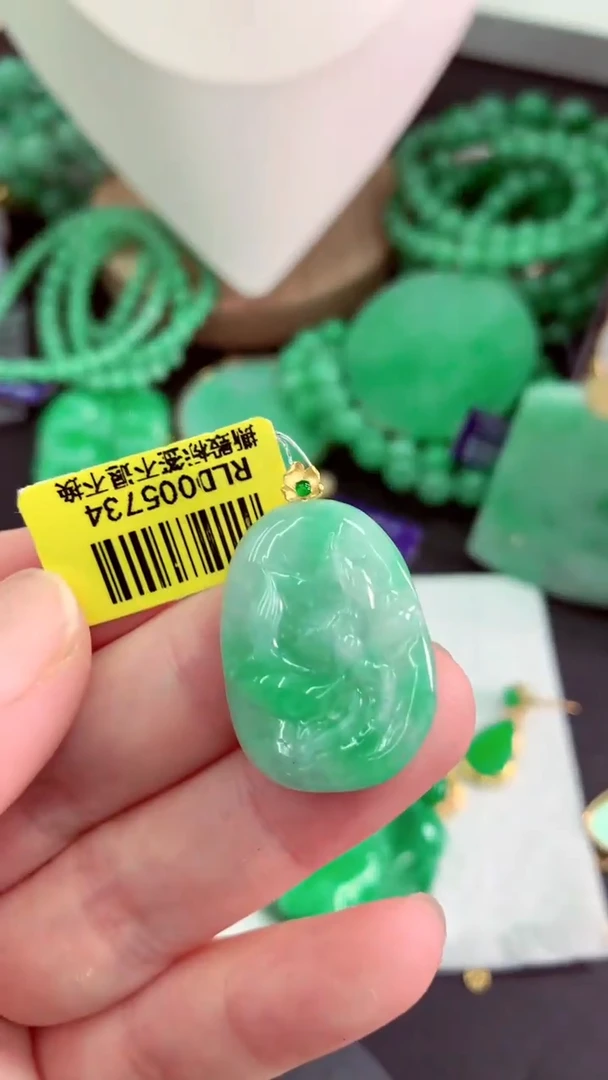 颈饰18K金镶嵌翡翠挂件