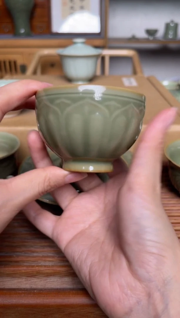 瓷器橄榄绿莲瓣禅定杯 微瑕