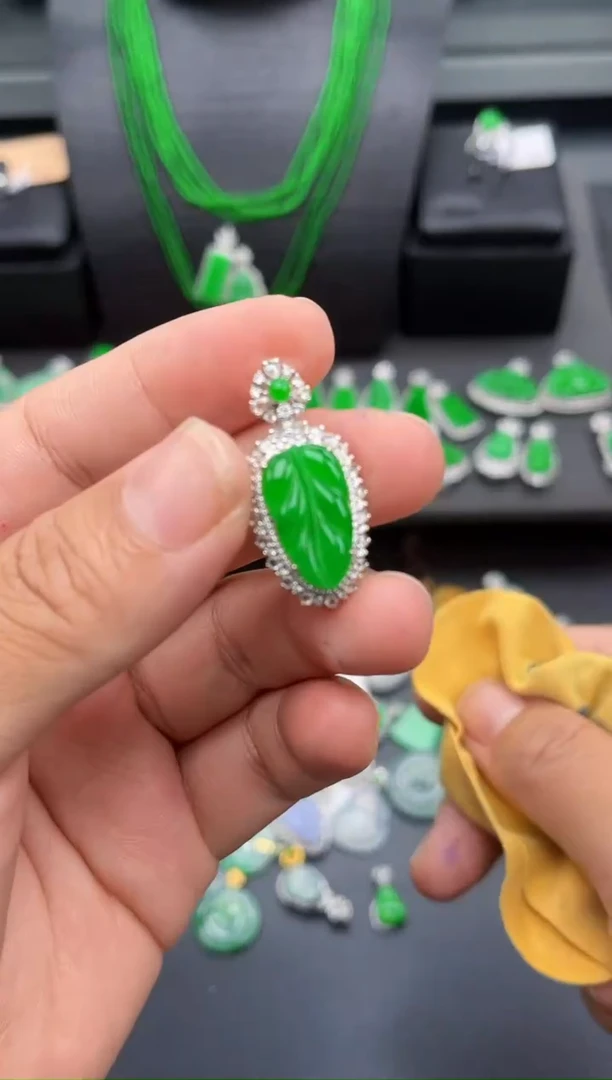 吊坠(不含链)18K金镶嵌翡翠多人