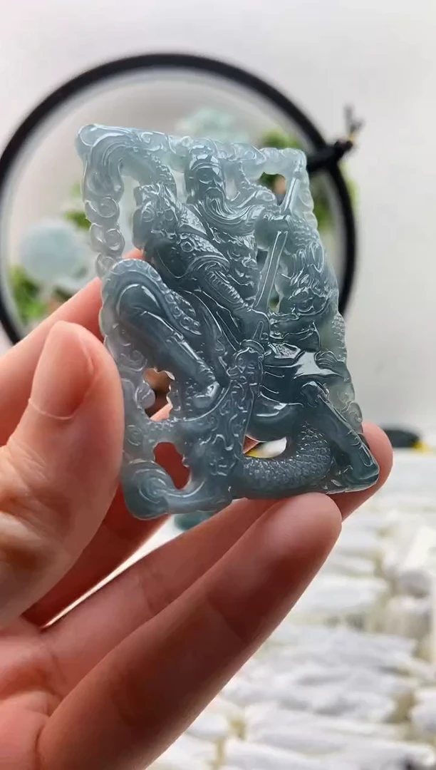 翡翠未镶嵌颈饰关公