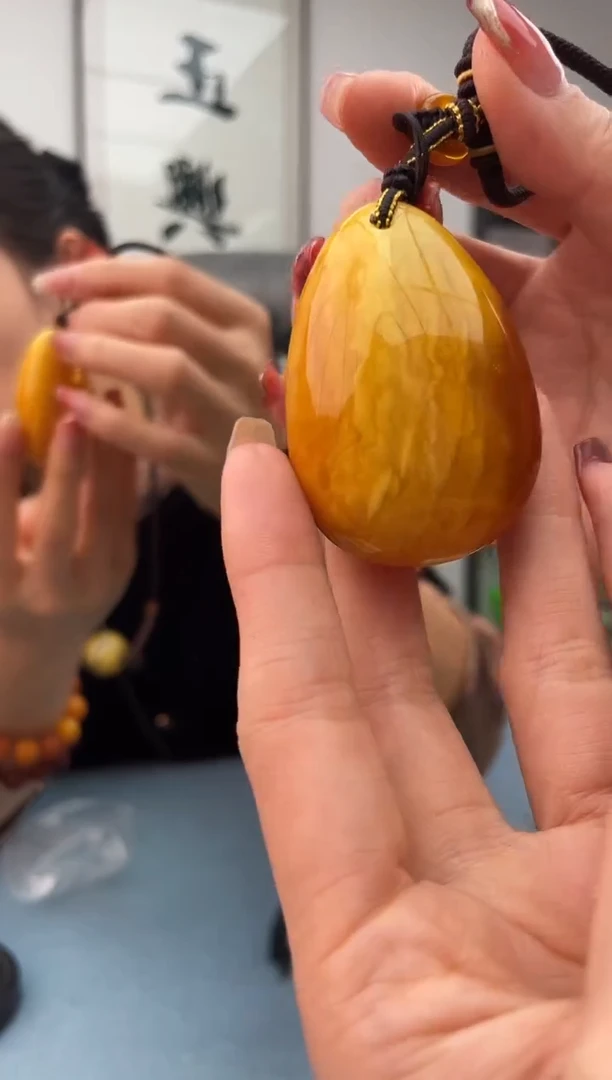 【闪购商品】蜜蜡珠宝奇石未镶嵌微瑕配绳，假一罚十0