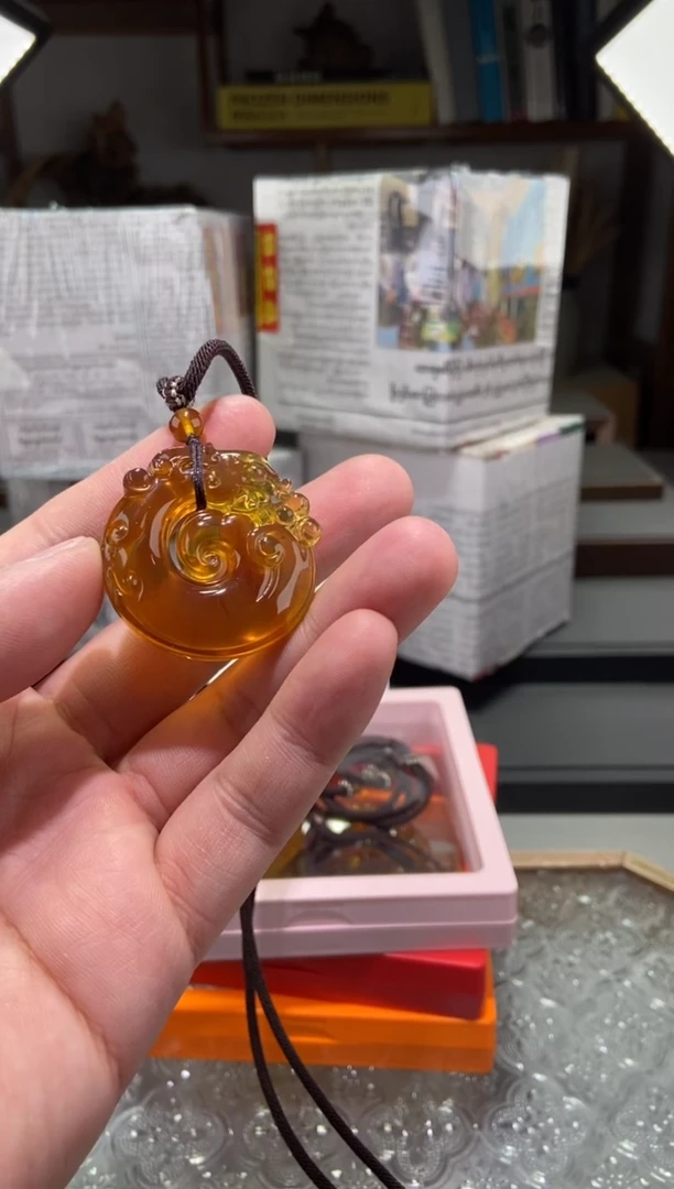 琥珀颈饰未镶嵌龙扣
