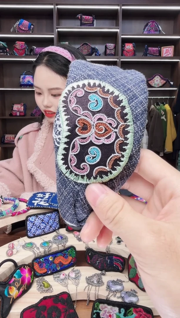 织绣A54蒙阿苏苗绣传承店