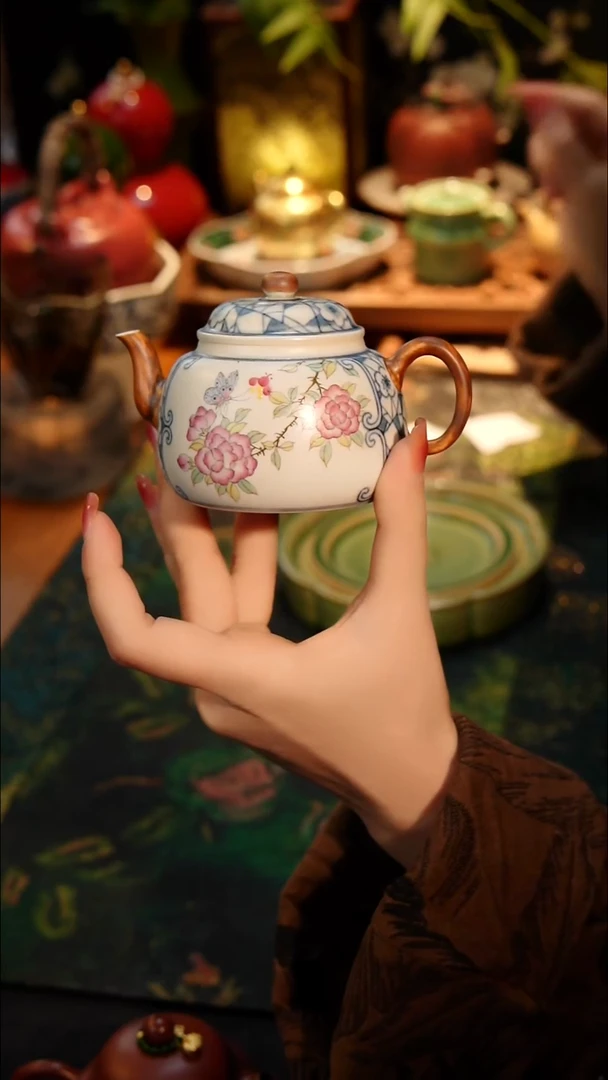 青花斗彩泡茶壶一个