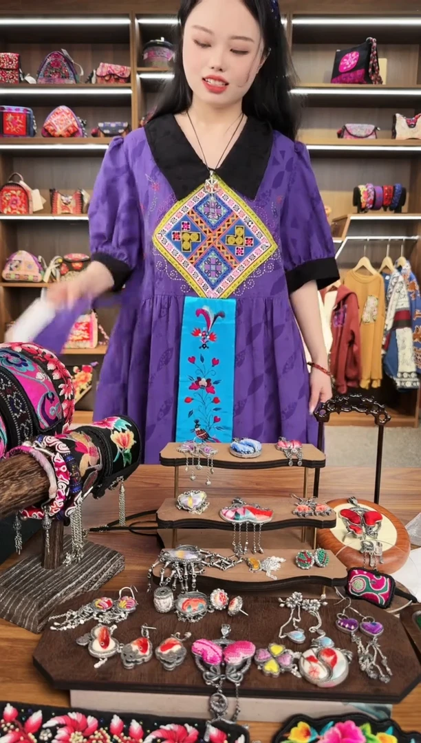 【闪购商品】织绣A45蒙阿苏苗绣传承