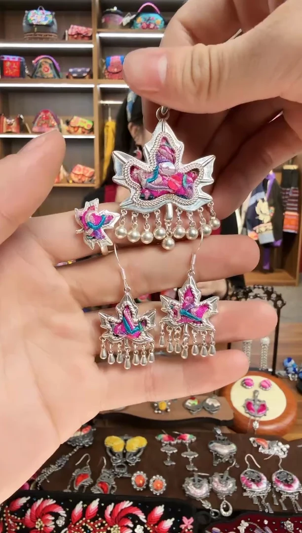 【闪购商品】织绣172蒙阿苏苗绣传承