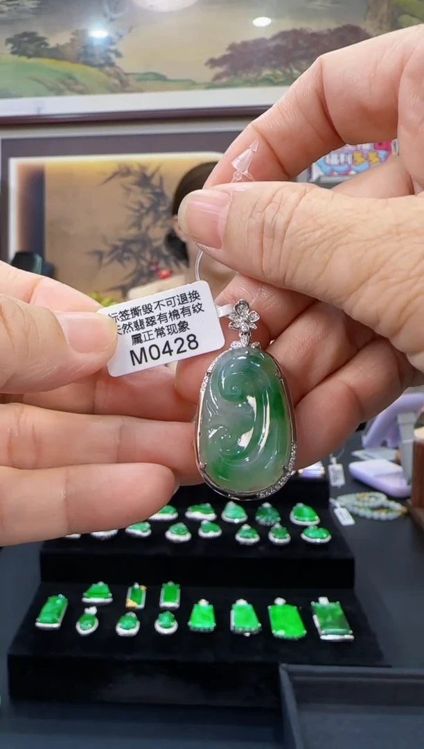 颈饰18K金镶嵌翡翠M0428如意