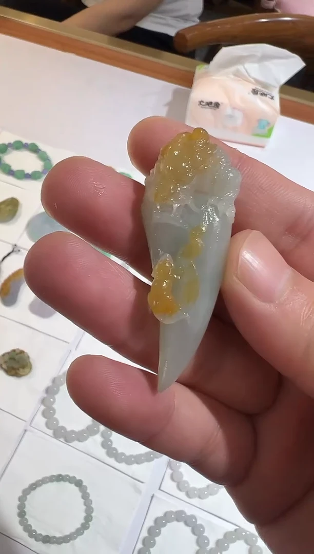 定制翡翠未镶嵌龙牙