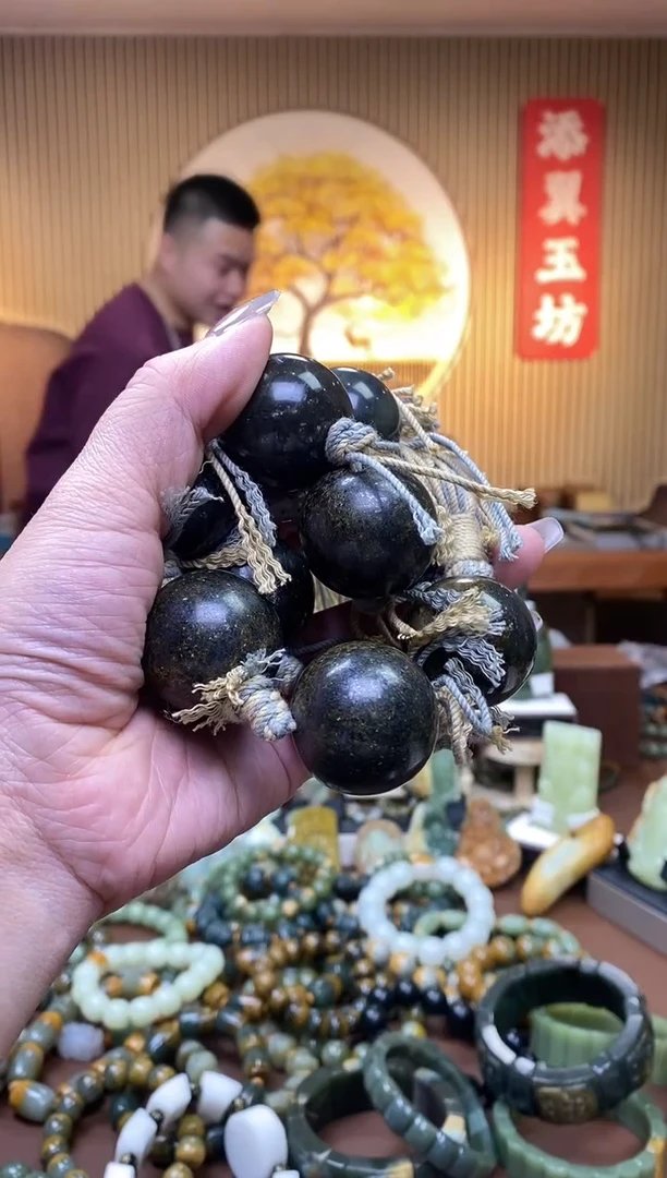 【闪购商品】岫岩河磨玉（透闪石质玉）手持未镶嵌多样性随机发一