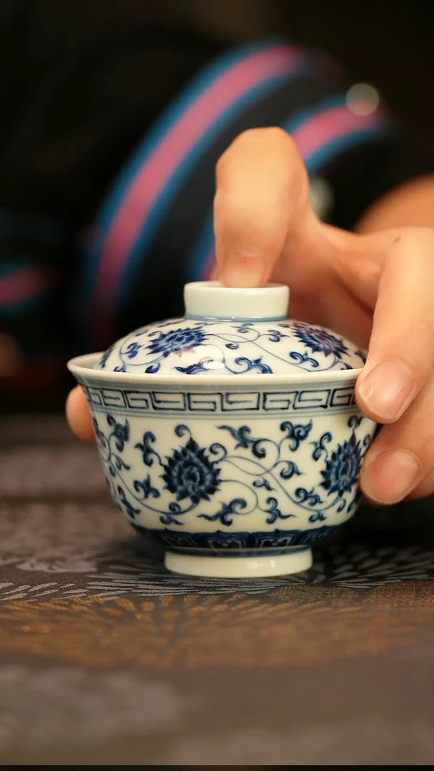 中式仿明青花缠枝莲盖碗