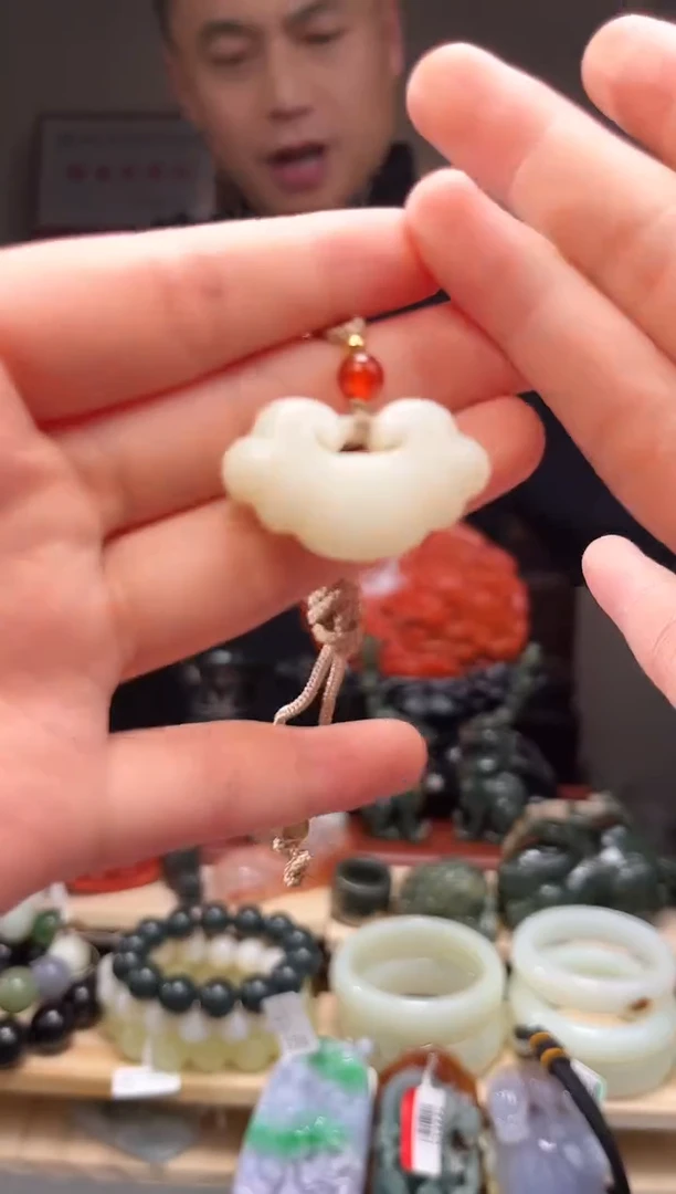 颈饰未镶嵌和田玉吊坠