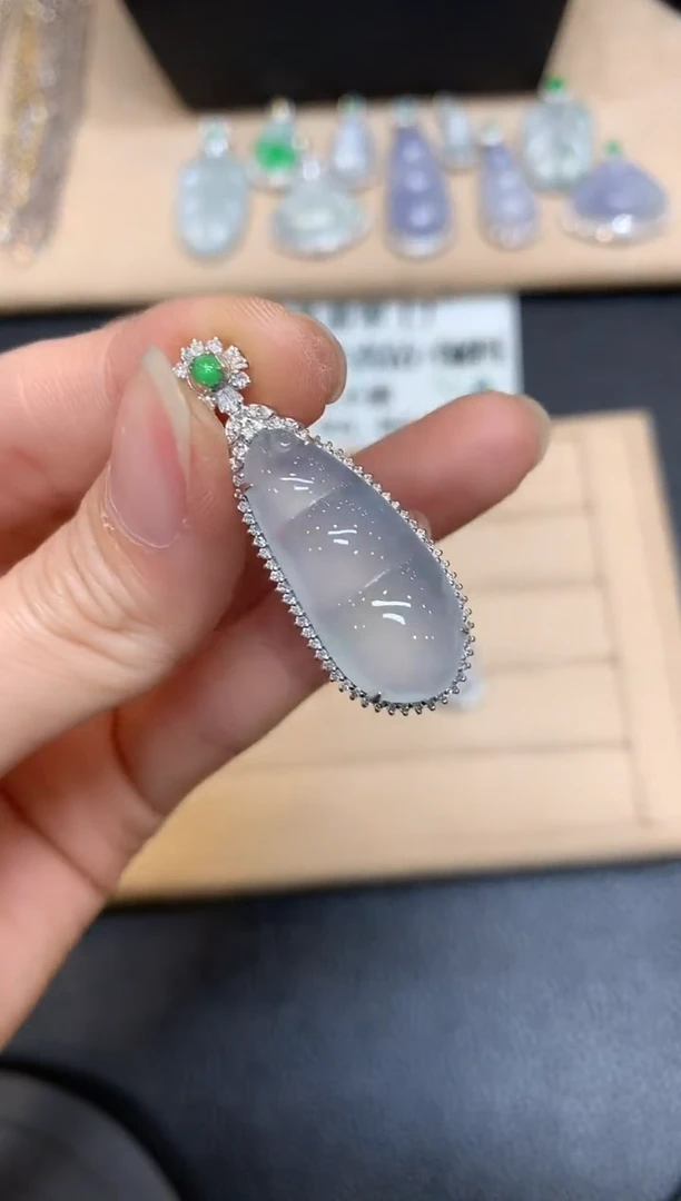 【闪购商品】翡翠颈饰18K金镶嵌福豆【无服务费