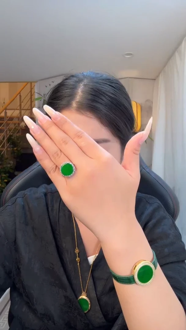 18K金镶嵌戒指翡翠天然缅甸A货翡翠戒指