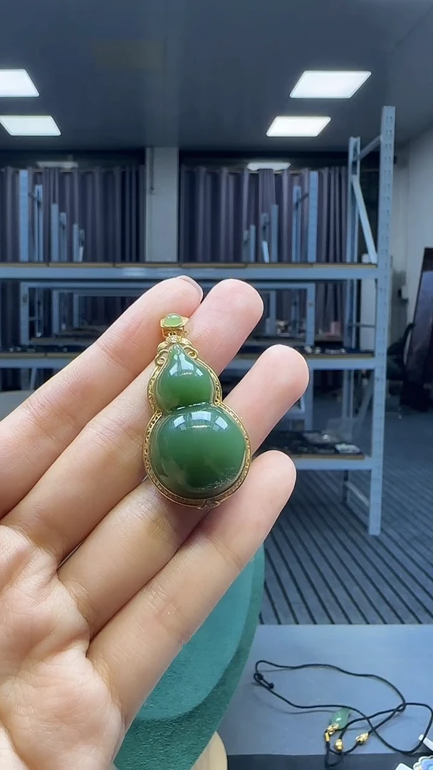 18K金镶嵌和田玉挂件1