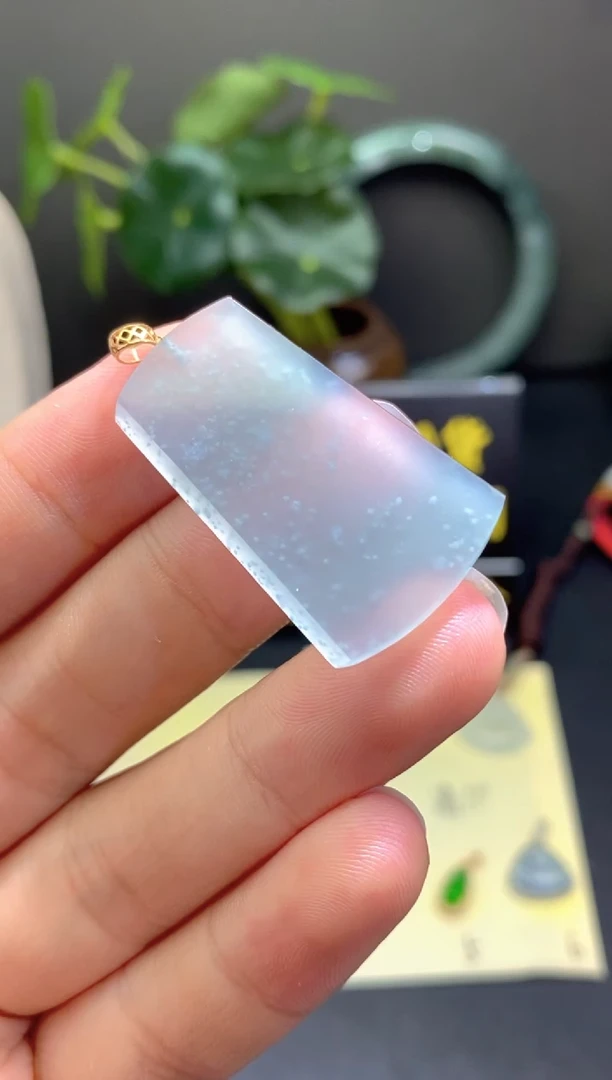 翡翠18K金镶嵌颈饰翡翠吊坠