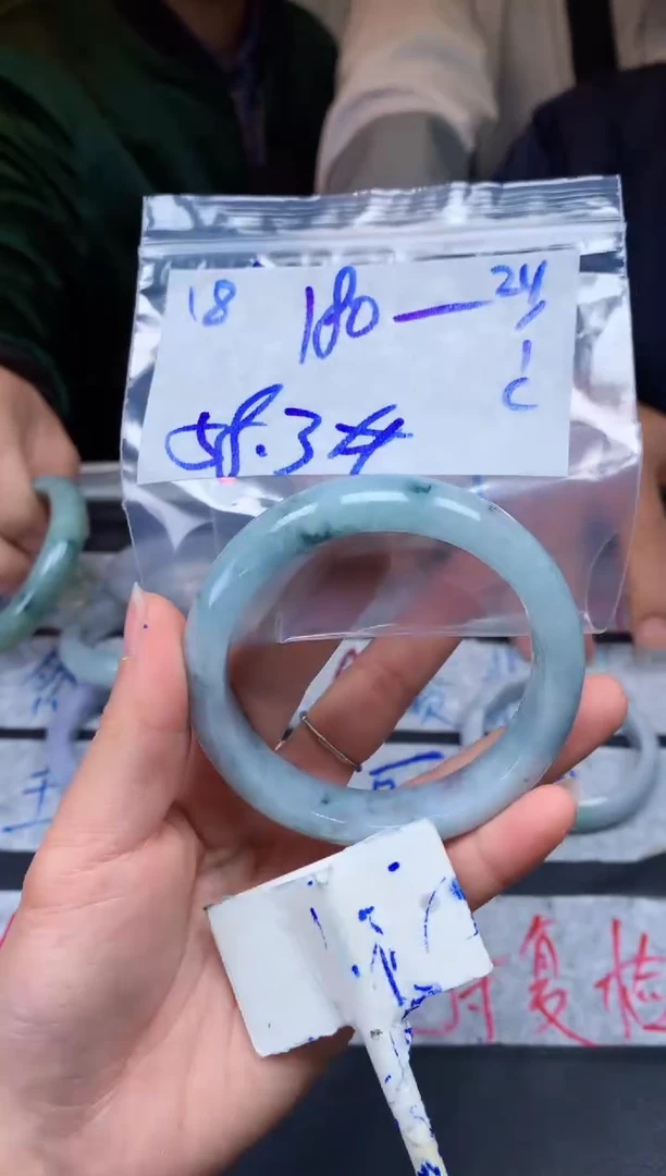 【闪购商品】定制翡翠未镶嵌18毛货需精细抛光手镯多样性拍一发一