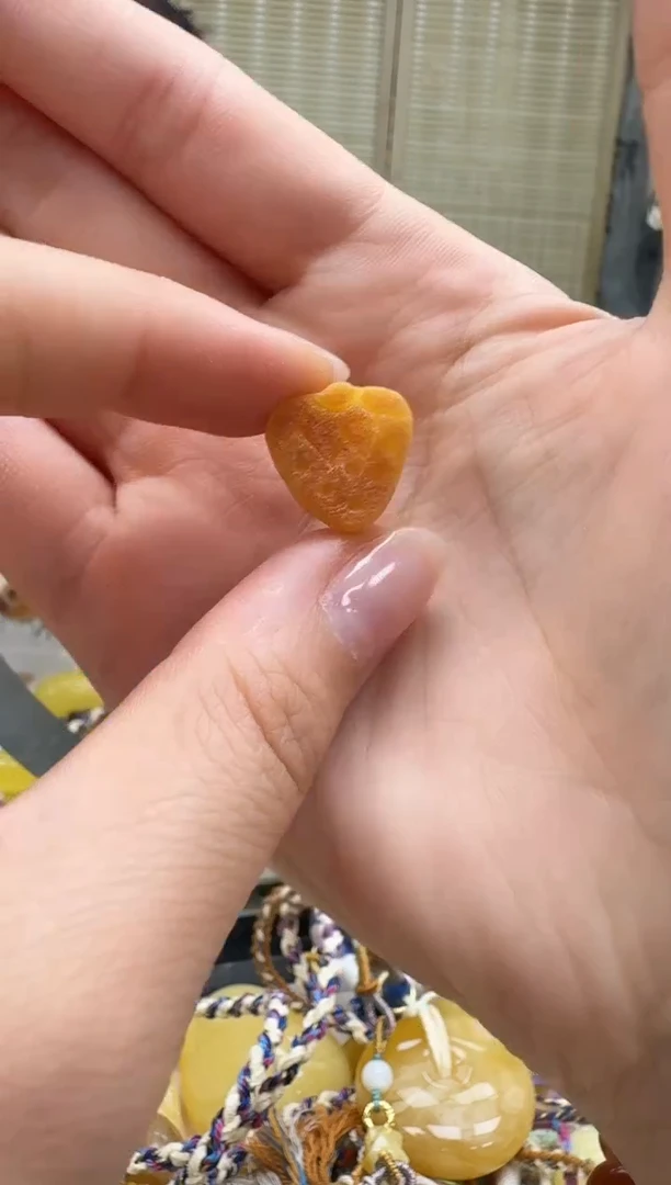 未镶嵌颈饰琥珀如图