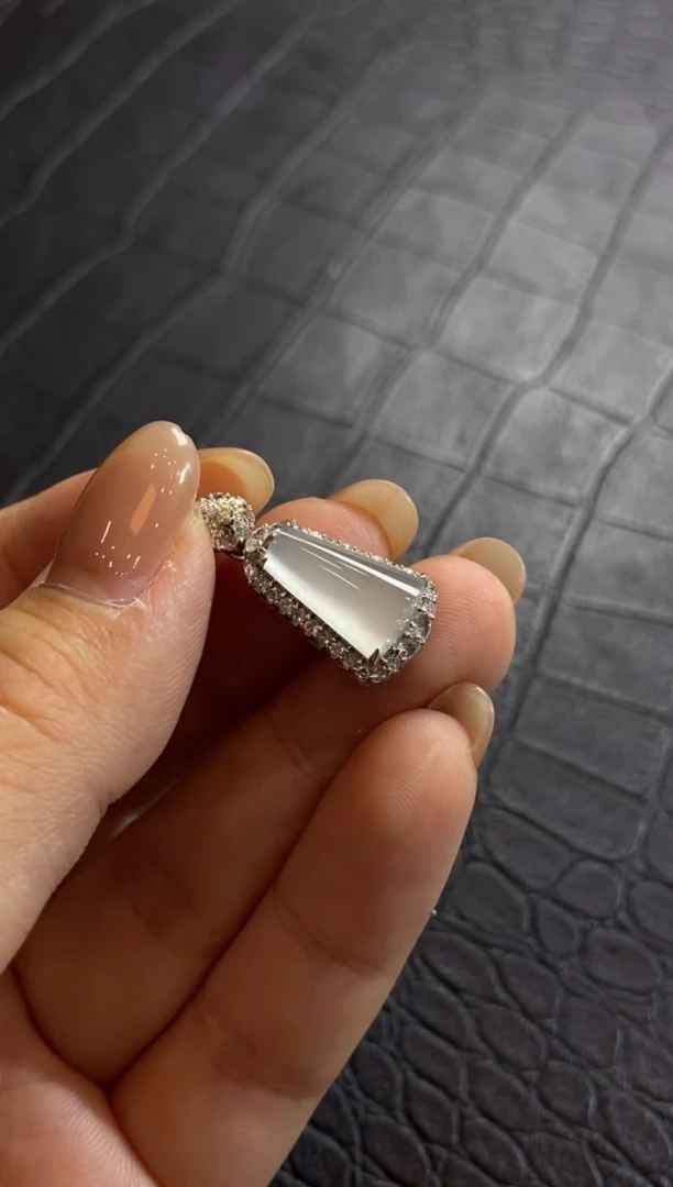 翡翠18K金镶嵌颈饰收到货48小时鉴赏期（超时不退不换）