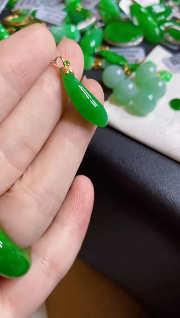 翡翠18K金镶嵌颈饰瓜