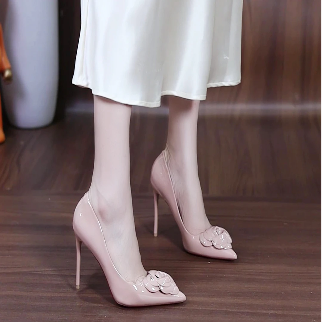 10cm法式轻奢红底山茶花漆皮浅口高跟鞋2025秋洋气裸粉色细跟单鞋