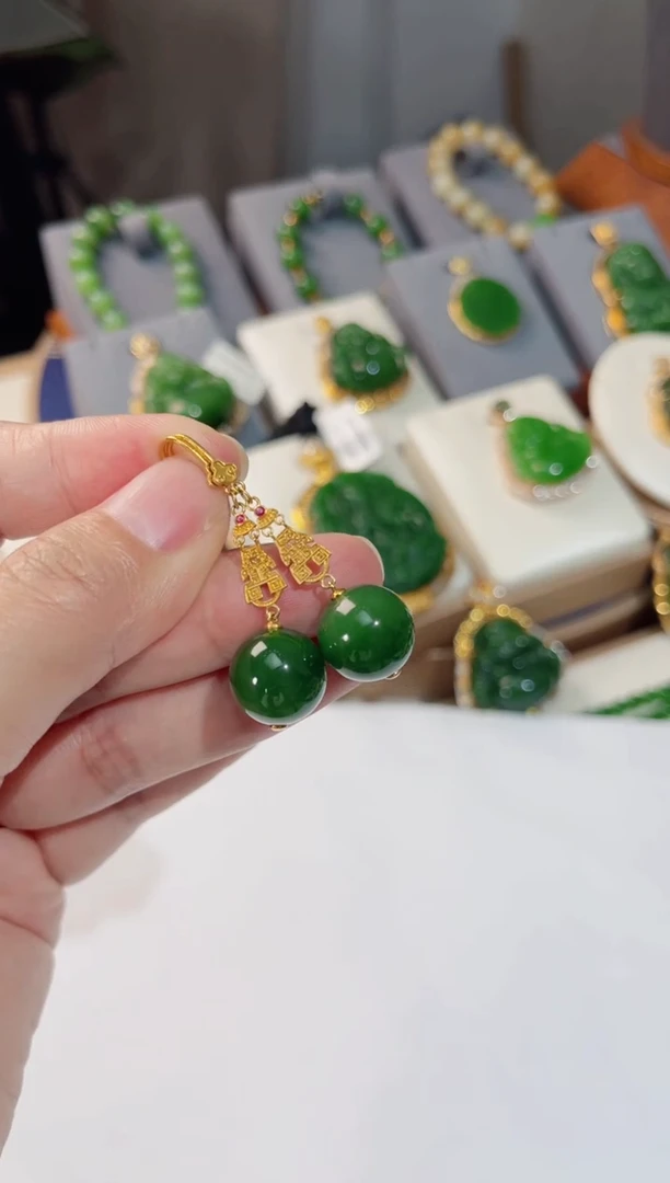 18K金镶嵌和田玉耳坠12mm ±