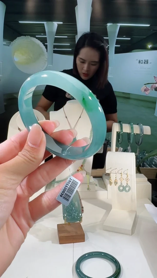 翡翠手镯未镶嵌58圈