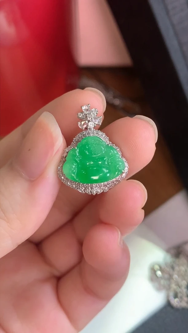 翡翠18K金镶嵌颈饰绿佛