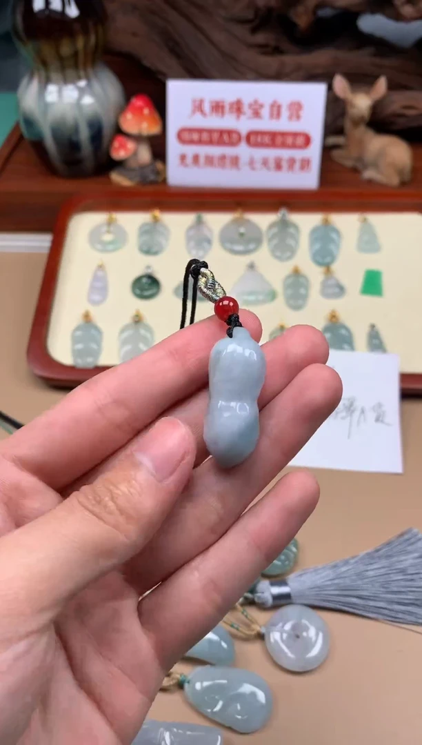 翡翠未镶嵌颈饰花生