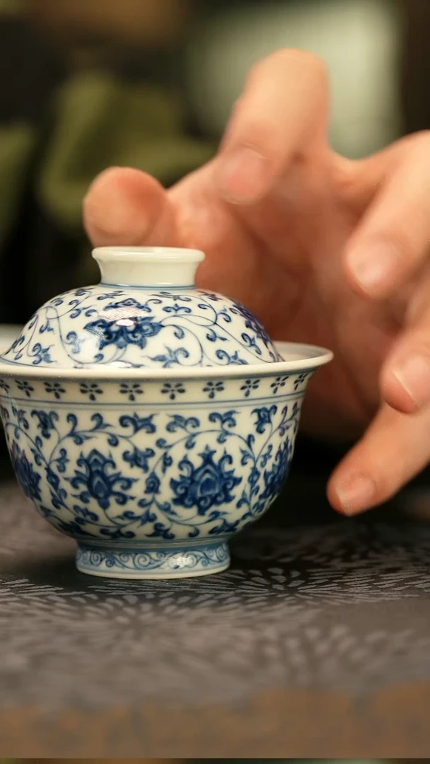 中式仿明青花缠枝莲压手盖碗