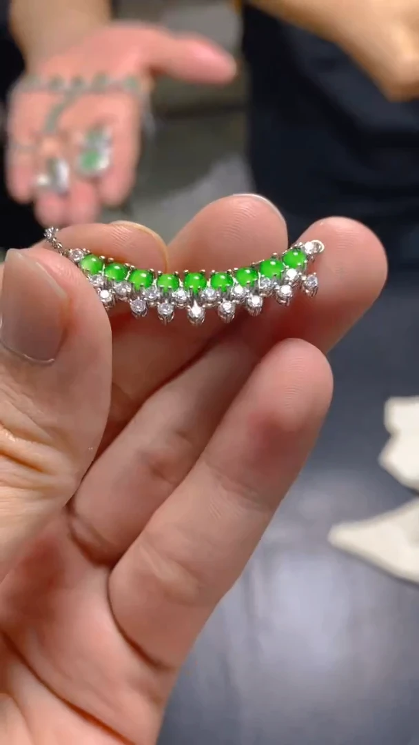 【闪购商品】翡翠吊坠(赠链)未镶嵌0531683540多样性发一