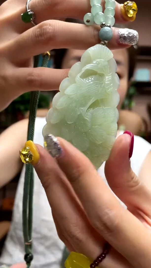 岫玉未镶嵌吊坠·