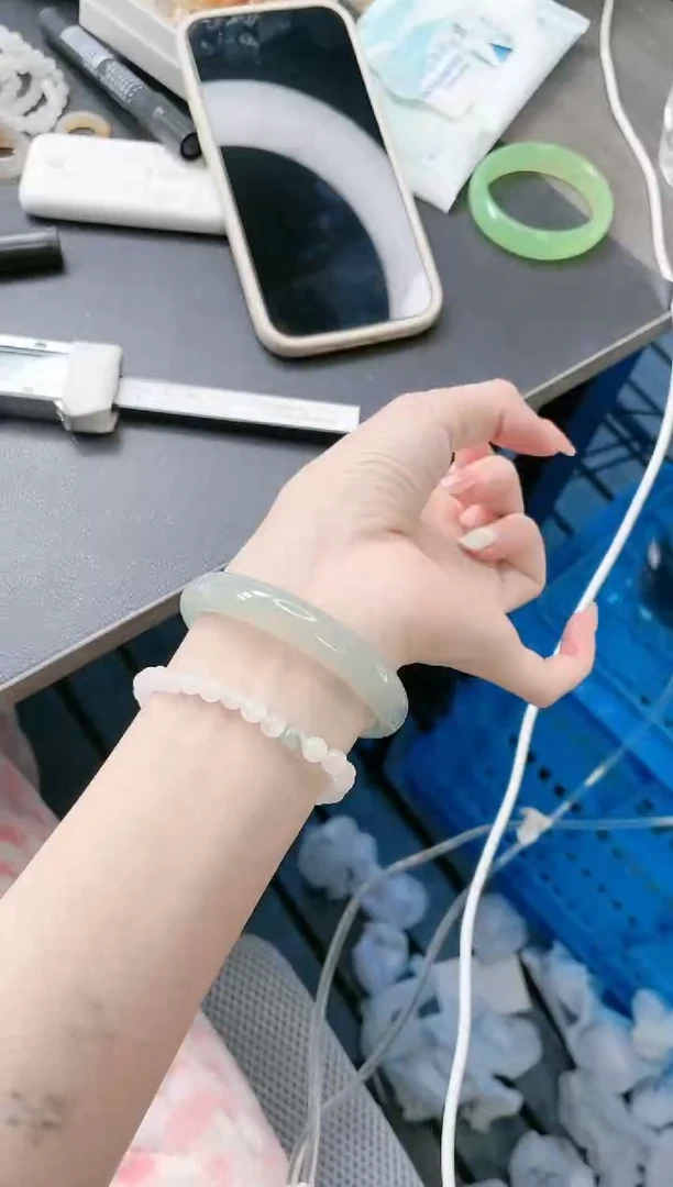 【闪购商品】石英质玉手镯未镶嵌18J169-56