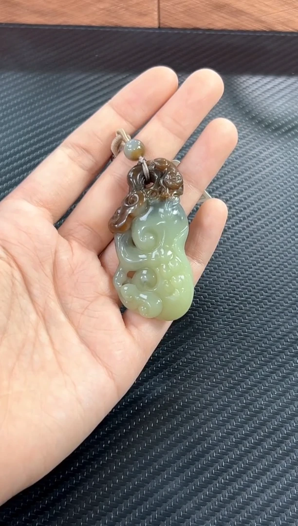吊坠(赠链)未镶嵌和田玉若羌微色差