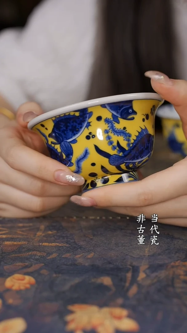 水造青花黄釉鳜鱼压手杯