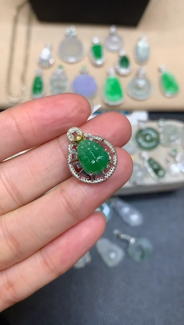 颈饰18K金镶嵌翡翠貔貅【无服务费