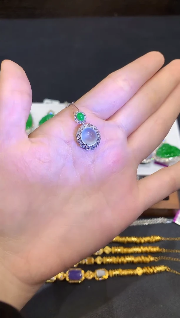 吊坠(不含链)18K金镶嵌翡翠YS多样性发其一